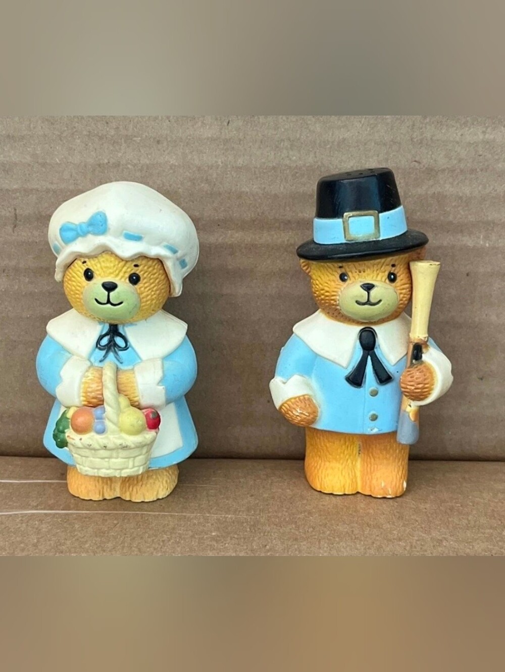 Enesco Older Set of Pilgrim Bears Salt and Pepper Shakers * Thanksgiving*
